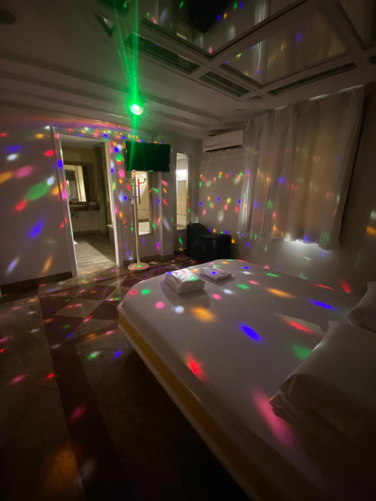 L'amour Hotel *